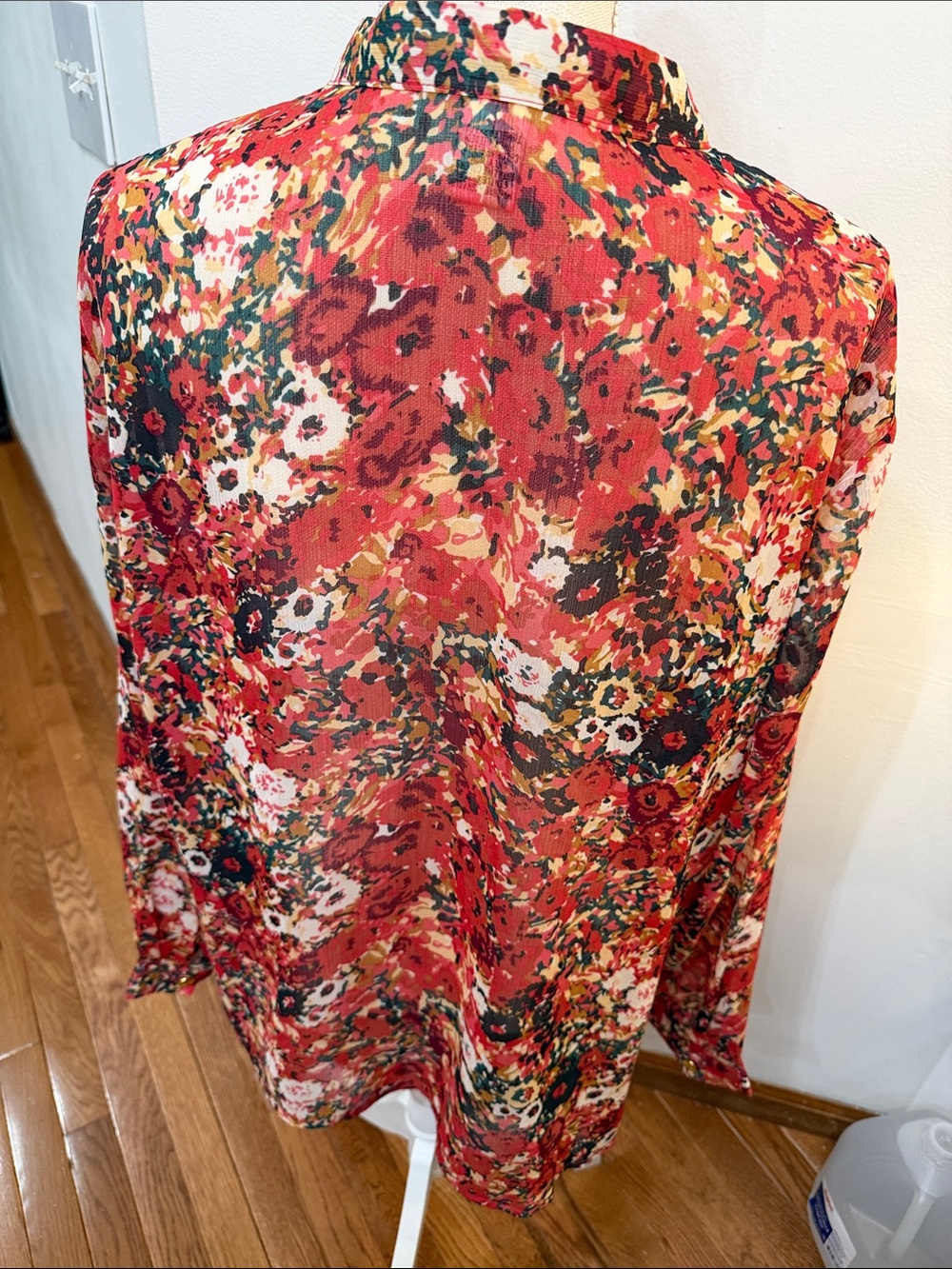 Women's Red Floral sheer Button-Front Blouse - Picture 4 of 4